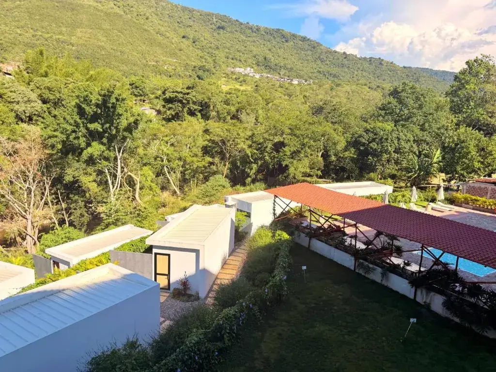 Unidades del glamping entre árboles, al lado de la zona de piscina de Del Río