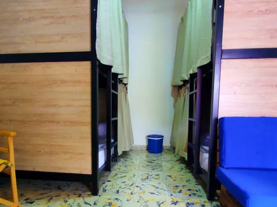 Dormitorio de 4 camas de Origen: cada cabina con su cortina