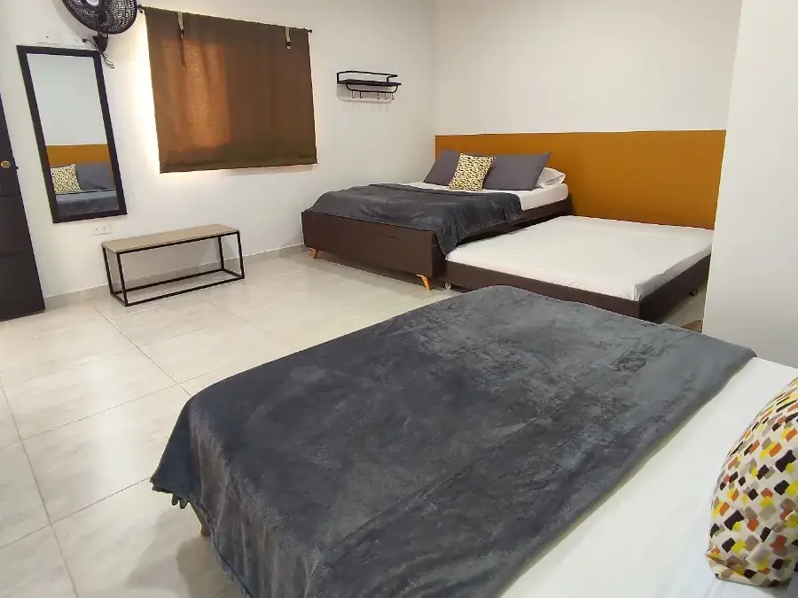 Habitación Familiar de Origen con cama queen, cama doble y una supletoria