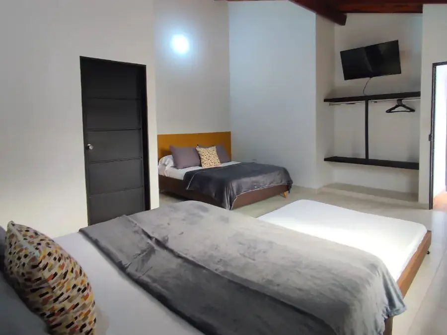 Habitación Familiar Superior de Origen con cama queen y dos camas dobles