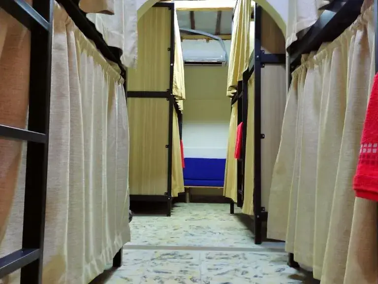 Pasillo con literas y cortinas del dormitorio para 10 de Origen