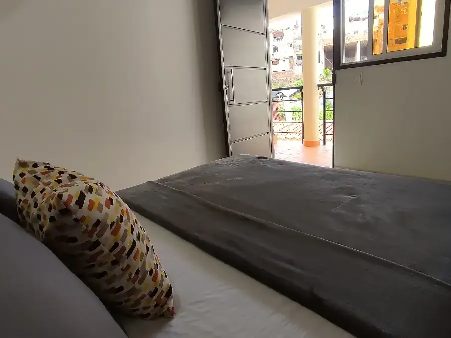 Habitación Small de Origen con cama doble y cojines estampados
