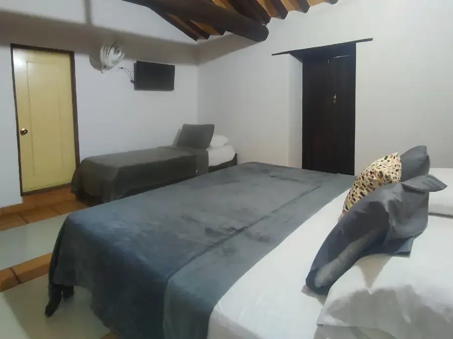 Habitación Triple de Origen: una cama queen y una sencilla