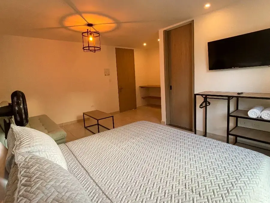 Doble grande de Del Río con cama amplia y televisor frente a ella