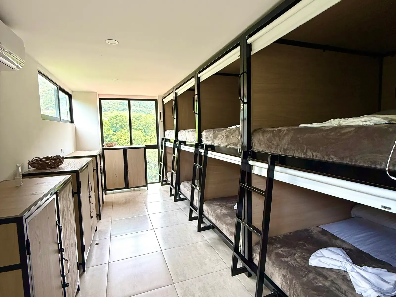 El Dormitorio 2 de Del Río: lockers y cabinas que llevan hasta un ventanal
